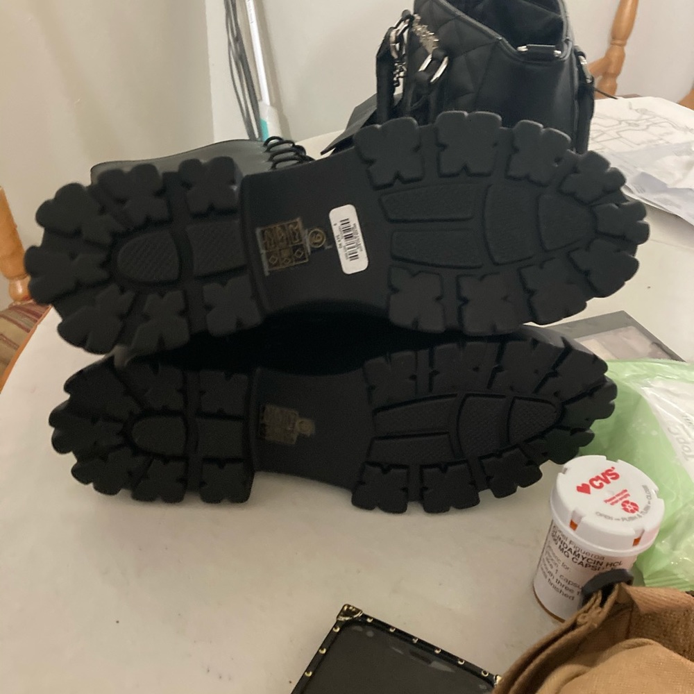 Black boots size 9W